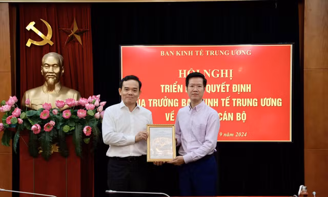 Trưởng Ban Kinh tế Trung ương Trần Lưu Quang trao quyết định bổ nhiệm tân Vụ trưởng