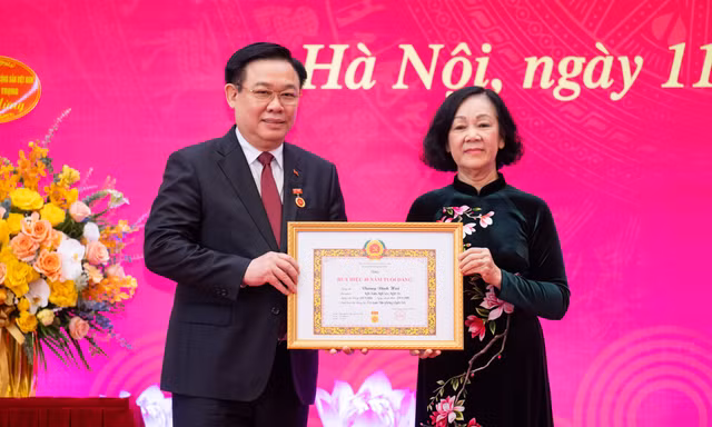 Trao Huy hiệu 40 năm tuổi Đảng tặng Chủ tịch Quốc hội Vương Đình Huệ 