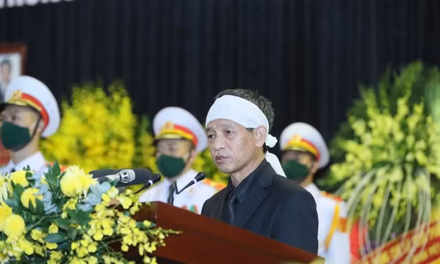 Ông Lê Minh Diễn, con trai nguyên Tổng Bí thư Lê Khả Phiêu gửi lời cảm ơn tới Đảng, Nhà nước và nhân dân đã dành sự quan tâm, đến viếng và tiễn đưa cố Tổng Bí thư về nơi an nghỉ cuối cùng. Ảnh: Như Ý