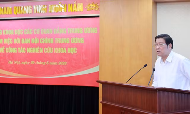 Khắc phục tình trạng cán bộ đùn đẩy, né tránh, sợ sai 