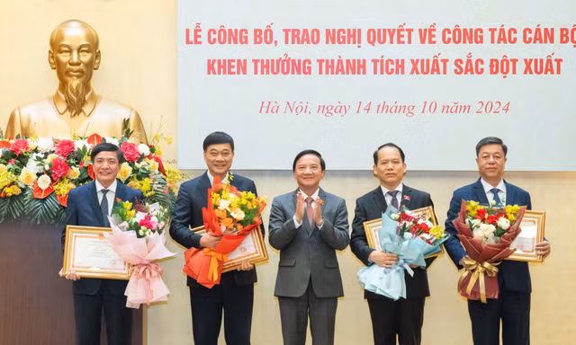 Công bố Nghị quyết của Ủy ban Thường vụ Quốc hội về công tác cán bộ và khen thưởng thành tích xuất sắc