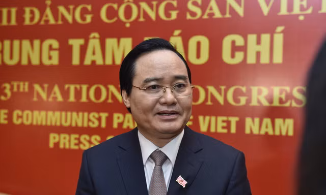 Bộ trưởng Bộ GD&ĐT Phùng Xuân Nhạ trả lời phỏng vấn báo chí bên hành lang Đại hội XIII của Đảng. ẢNH NHƯ Ý
