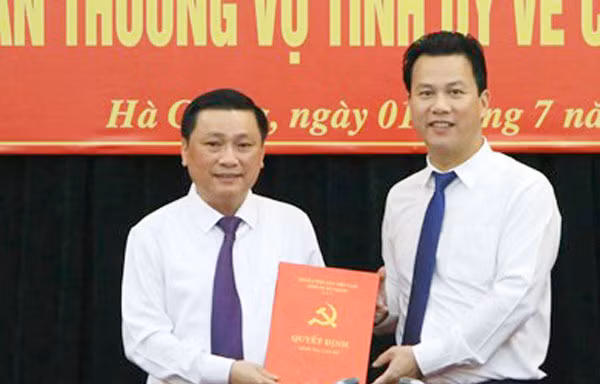 Bí thư Tỉnh ủy Hà Giang Đặng Quốc Khánh (phải) trao Quyết định cho ông Nguyễn Minh Tiến. Ảnh IT
