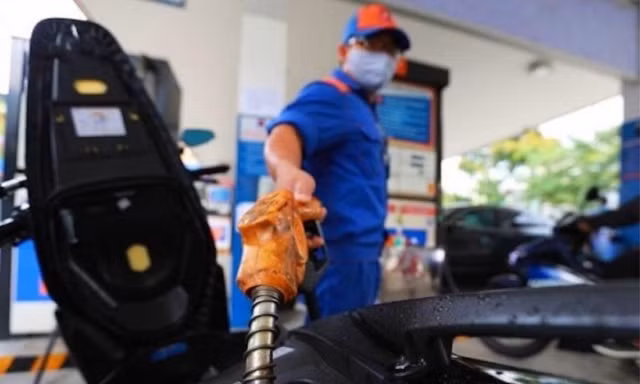 Giá xăng tăng cao nhất 7 năm qua, đại biểu Quốc hội nói gì?