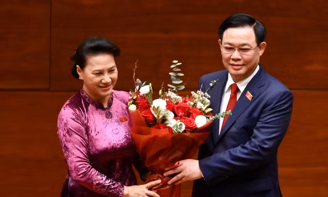 Ông Vương Đình Huệ tặng hoa bà Nguyễn Thị Kim Ngân. Ảnh Như Ý