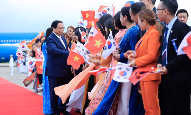 Thủ tướng và phu nhân đến Hàn Quốc, dự lễ đón chính thức tại sân bay quân sự Seongnam