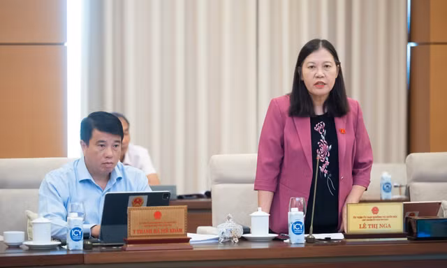 Phụ huynh 'trắng đêm' xếp hàng nộp hồ sơ, có phải thiếu trầm trọng trường công? 