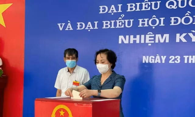Bộ trưởng Phạm Thị Thanh Trà bỏ phiếu bầu cử tại phường Xuân Tảo, quận Bắc Từ Liêm, Hà Nội. Ảnh BNV 