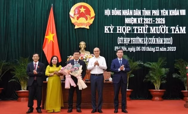 Phê chuẩn kết quả bầu Phó Chủ tịch HĐND tỉnh Cao Bằng và Phú Yên