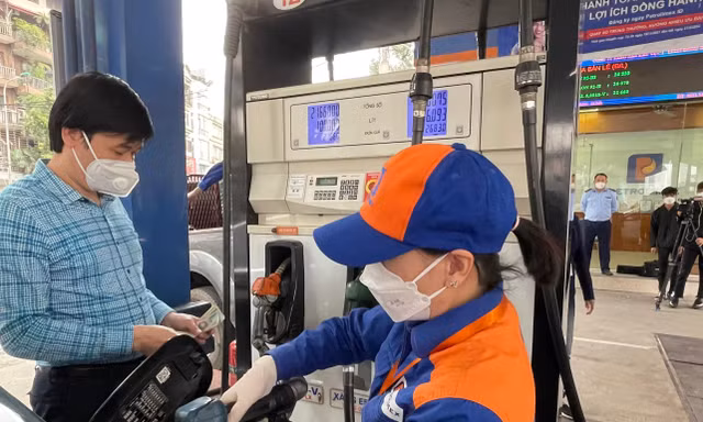 Thường vụ Quốc hội xem xét giảm thuế môi trường với xăng dầu vào ngày 23/3