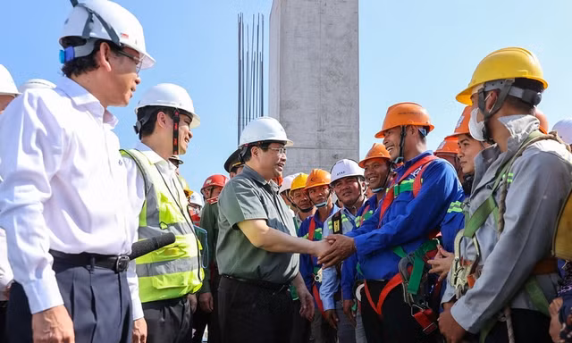 Chi trả kịp thời tiền lương, thưởng, không để người lao động 'cô đơn trên công trường'