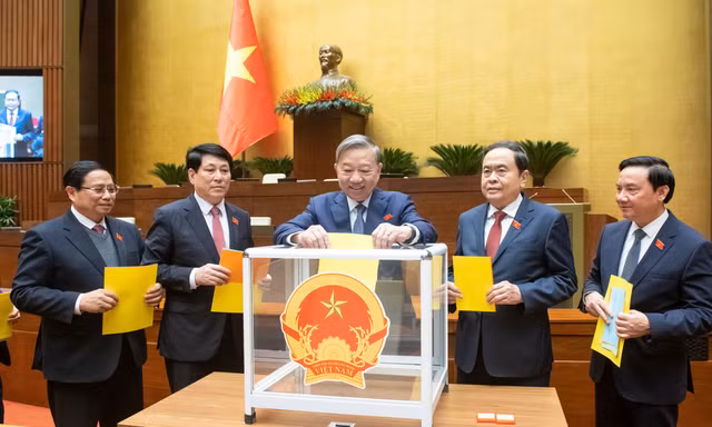 Phê chuẩn bổ nhiệm hai phó thủ tướng và các bộ trưởng sau hợp nhất