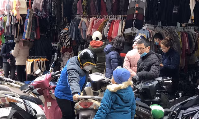 Người dân đổ xô đi mua quần áo lạnh tại các vỉa hè