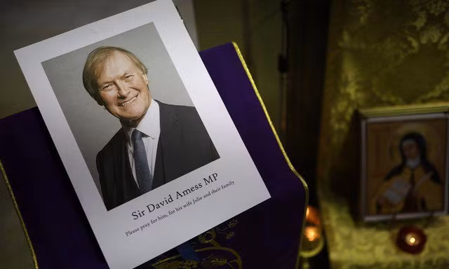 Di ảnh của cố nghị sĩ David Amess tại một nhà thờ ở thành phố Winchester, cố đô của nước Anh. Ảnh: Getty.