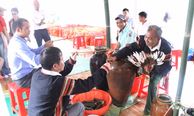 Tận mắt xem lễ cúng mừng nhà mới của đồng bào Êđê