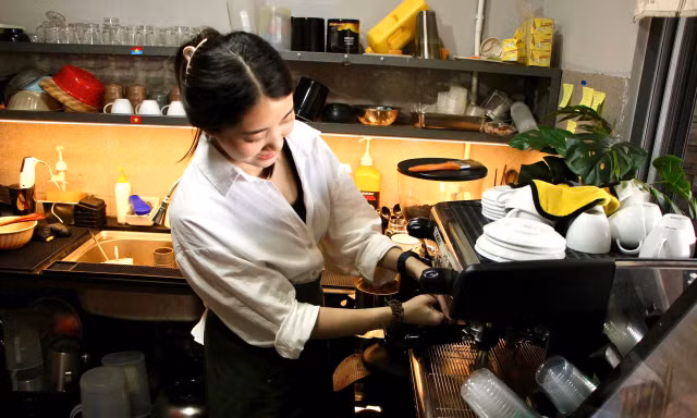 Người trẻ 'sống chậm' để gắn kết yêu thương