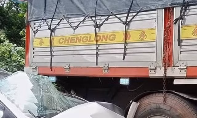 Kinh hãi cảnh xe tải mất phanh đè xe tập lái bẹp đầu