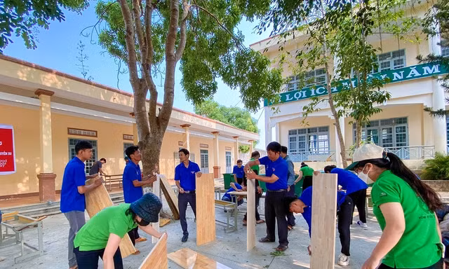 'Thay áo mới' cho bàn, ghế cũ tặng học sinh vùng sâu