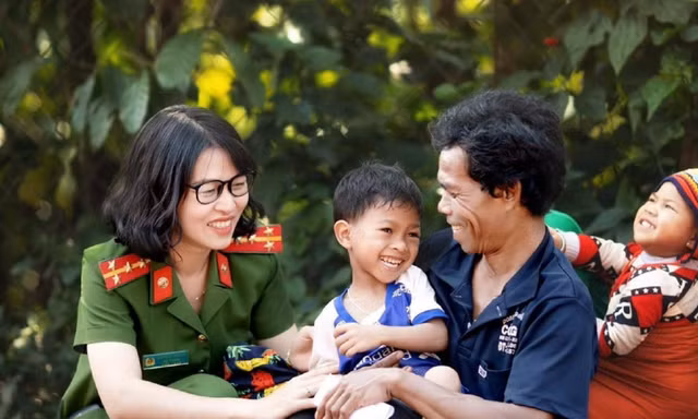 Những nữ chiến sĩ công an mang hơi ấm đến với trẻ mồ côi