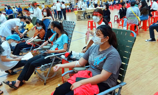 Khan hiếm máu cấp cứu và điều trị, nhiều tình nguyện viên lên bệnh viện hiến máu