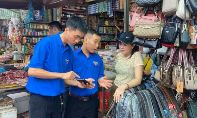 Đoàn thanh niên Đắk Lắk tích cực hỗ trợ người dân chuyển đổi số