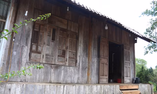 Ngôi nhà gỗ biết xoay tránh nắng, mưa của lão nông Đắk Lắk 