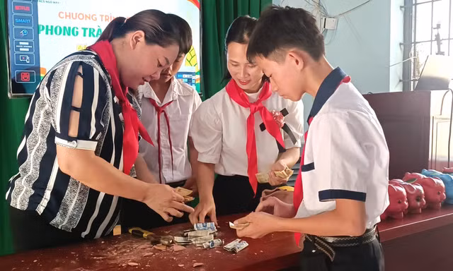 Thiếu nhi Đắk Lắk đoàn kết giúp bạn đến trường