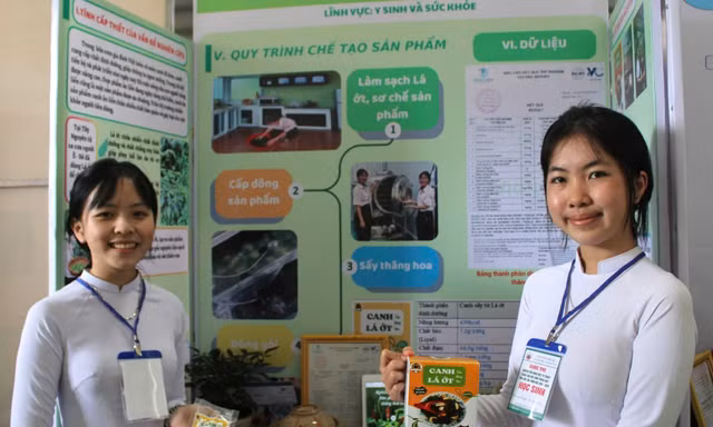 Hai nữ sinh trung học chế món canh độc đáo từ lá ớt