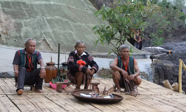 Lễ cúng bến nước của người M'nông Gar