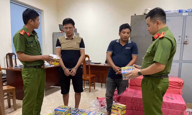 Độ chế thùng xe tải, vận chuyển hơn 400kg pháo nổ 