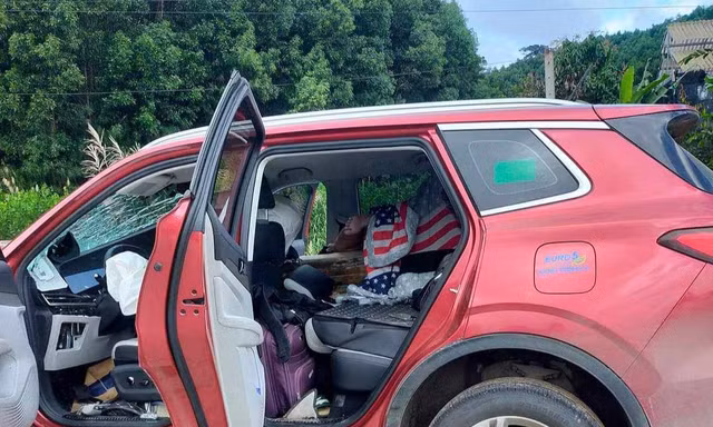 Ô tô tông vào lan can bên đường, 5 người thương vong