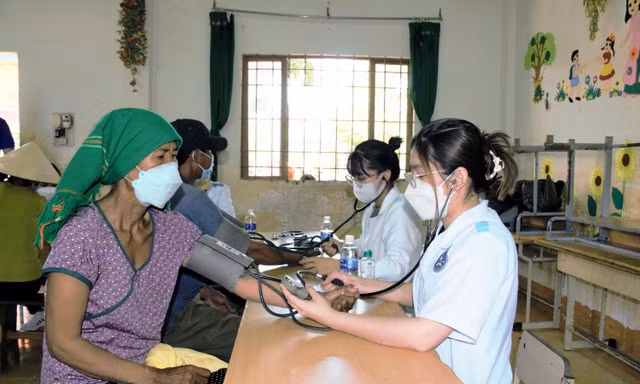 Sôi nổi ngày hội thầy thuốc trẻ làm theo lời Bác ở buôn làng vùng sâu