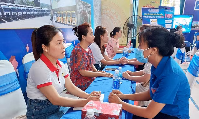 Nhiều cơ hội việc làm tại ngày hội thanh niên công nhân ở Đắk Lắk