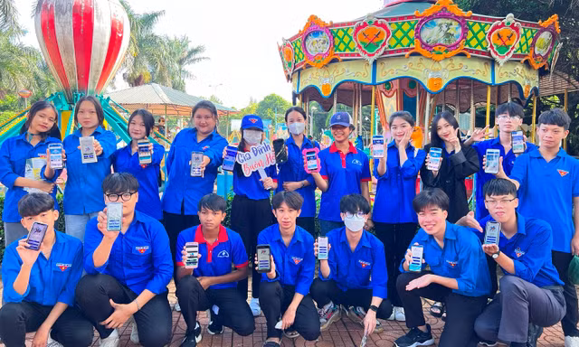 Tuổi trẻ Đắk Lắk thi tìm hiểu Nghị quyết Đại hội Đoàn toàn quốc trong lúc chờ thí sinh thi