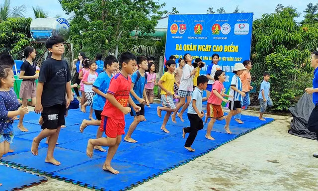 Sôi nổi các lớp bơi miễn phí cho thiếu nhi, phòng chống đuối nước ở Đắk Lắk