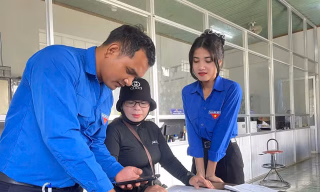 Tuổi trẻ Quảng Bình hỗ trợ thực hiện dịch vụ công trực tuyến; tuổi trẻ Đắk Lắk diễu hành hưởng ứng chuyển đổi số