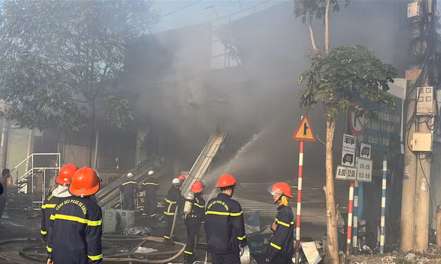  'Bà hỏa' thiêu rụi kho xưởng điện lạnh 