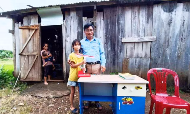 Trò nghèo vùng sâu cảm động khi được tặng bàn, đèn học trước năm học mới