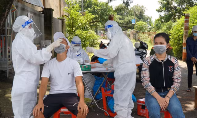 Ngành Y tế Đắk Lắk lấy mẫu test nhanh cho người dân