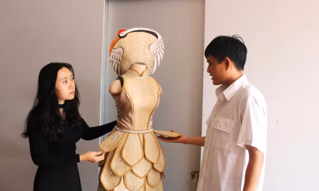 Chàng trai Ê đê làm trang phục độc đáo từ xơ mướp