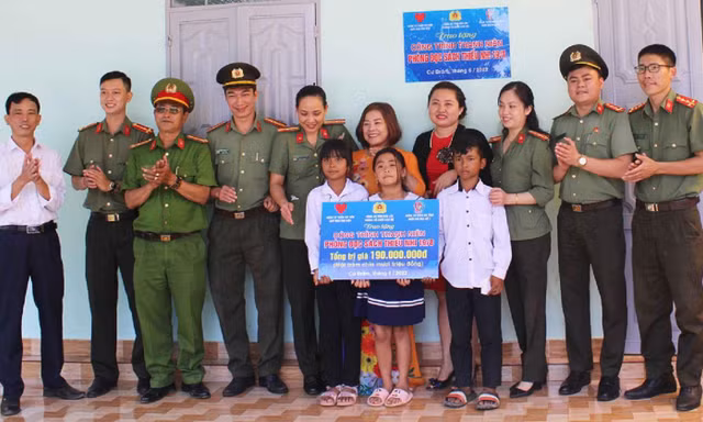 Tuổi trẻ Công an Đắk Lắk hành trình về vùng đất khó 