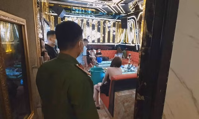 Quản lý quán Karaoke điều tiếp viên bán dâm cho khách