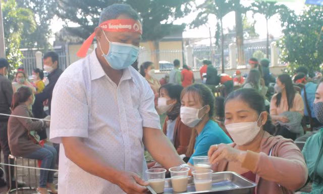 Ông Nguyễn Tấn Chờ hỗ trợ tiếp sữa, nước cho người dân tới hiến máu