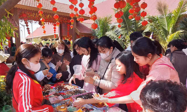 Người dân Đắk Lắk đến chùa xin lộc, mua phụ kiện phong thuỷ đầu năm