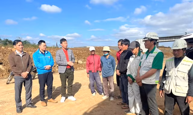 Thăm hỏi, tặng quà thanh niên công nhân hỗ trợ hoàn thành 3.000km cao tốc