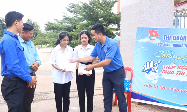 Học sinh khó khăn xúc động nhận học bổng trước giờ thi