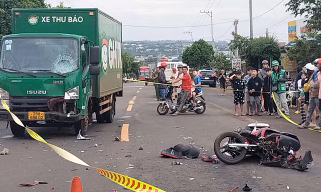 Va chạm với xe giao hàng, vợ chồng cụ ông hơn 80 tuổi tử vong