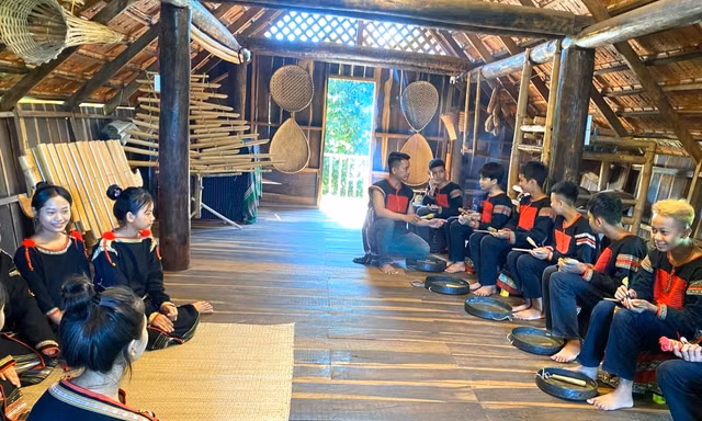 Cán bộ đoàn xã truyền lửa tình yêu văn hóa dân tộc Êđê