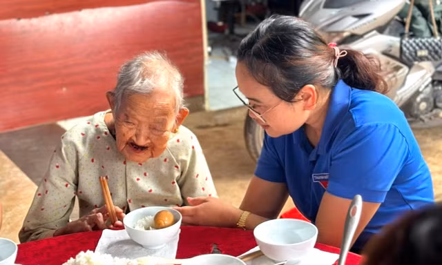 Ấm áp bữa cơm tri ân của đoàn thanh niên với Mẹ Việt Nam Anh hùng