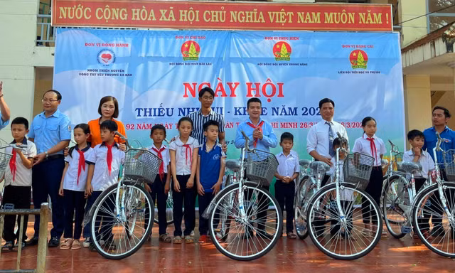 Học sinh khó khăn ở Đắk Lắk được nhận xe đạp và học bổng